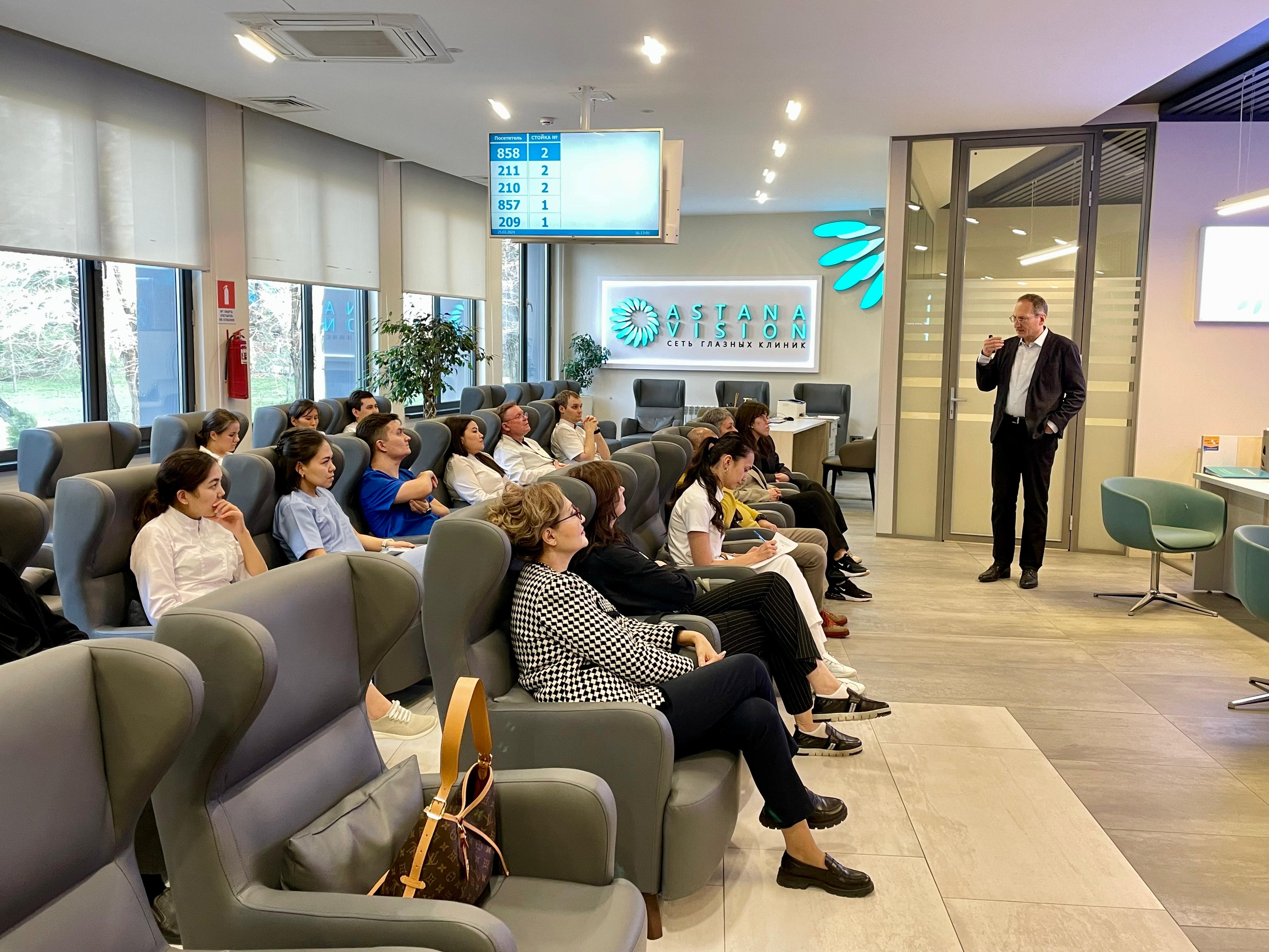 Көктемгі мектеп «Офтальмологияның өзекті мәселелері. Глаукоманы диагностикалау және емдеу» қонақ профессор Карл Эрб (Carl Erb)